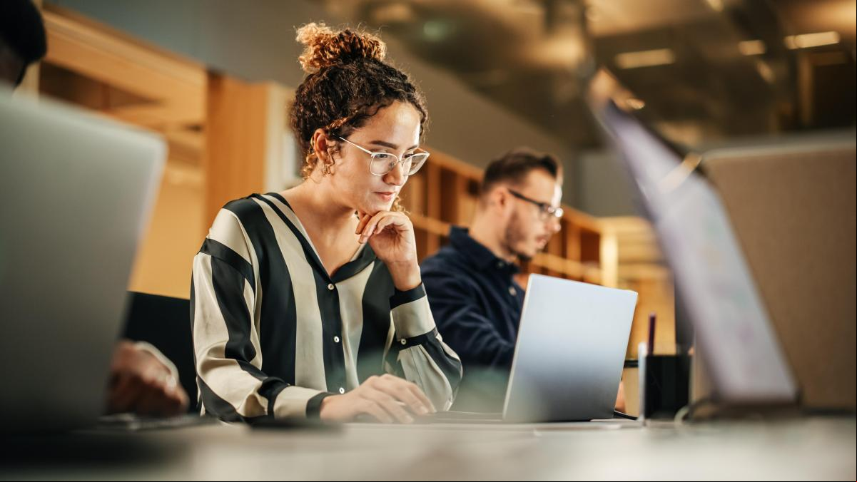 Trabajar sentado puede aumentar hasta un 37% las probabilidades de sufrir problemas de insomnio, según un estudio