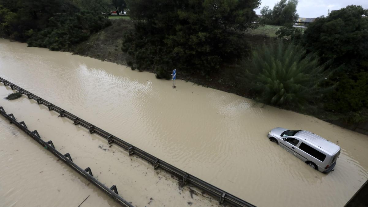 Rescatan a varias personas atrapadas en Sevilla y Cádiz tras el paso de la DANA