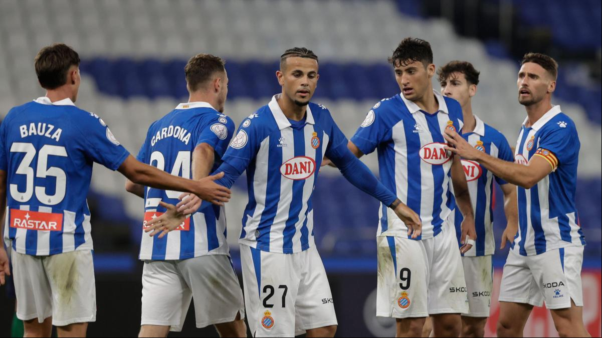 Véliz desatasca al Espanyol en Riazor