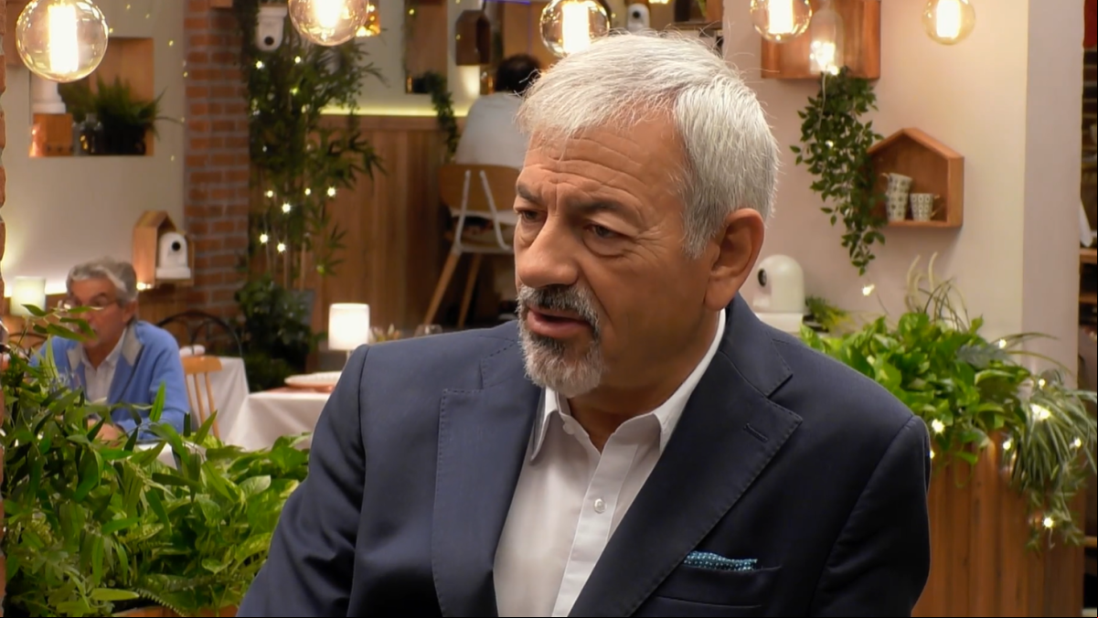 Carlos Sobera, atónito ante la surrealista historia sentimental de un soltero de First Dates: ¿Me estás tomando el pelo?