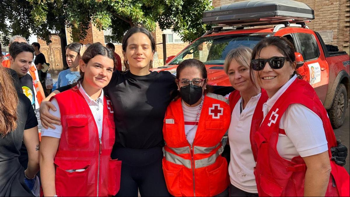Rosalía llega a Paiporta para ayudar a las víctimas de la DANA en Valencia junto a la ONG del chef José Andrés