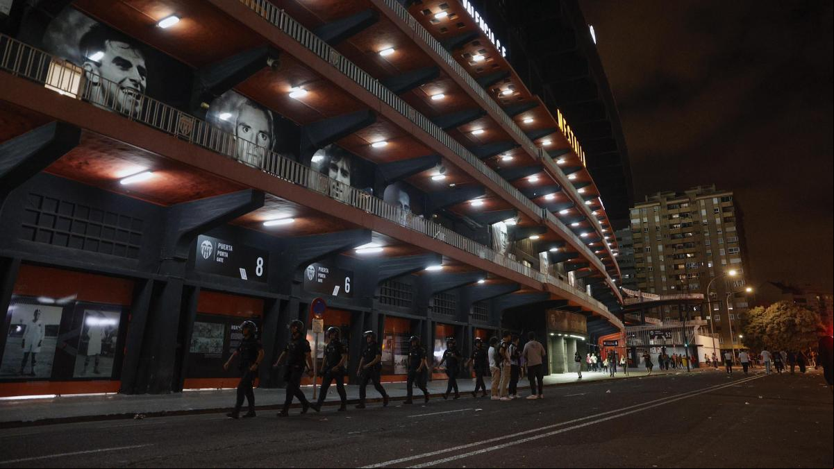 Tres detenidos por agredir a la Policía tras el encuentro en Mestalla entre el Valencia y Madrid
