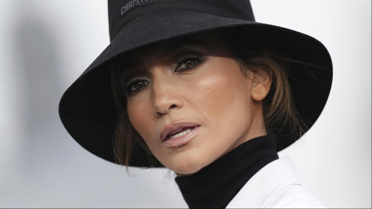 Jennifer Lopez confirma su flechazo con Dior con las botas más originales del otoño