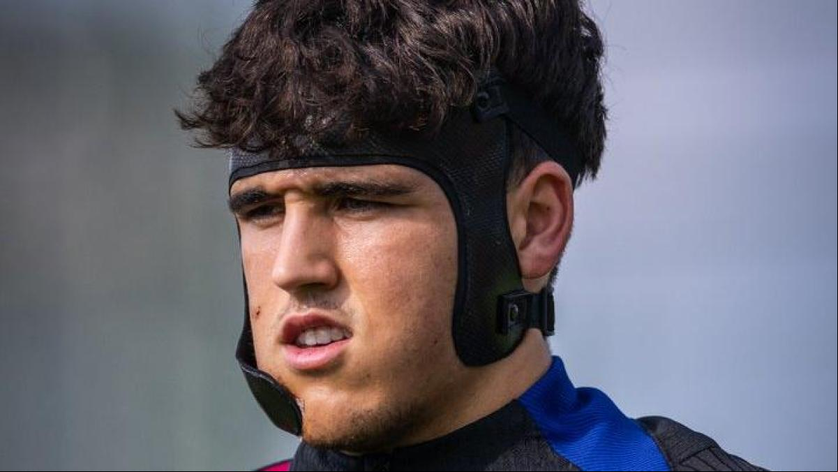 Pau Cubarsí entrena con una máscara en la víspera del partido con la Real Sociedad
