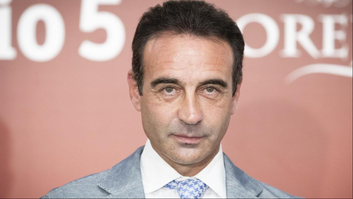 El negocio familiar de Enrique Ponce en Chiva, arrasado por el paso de la DANA: “Han perdido recuerdos familiares de generaciones”