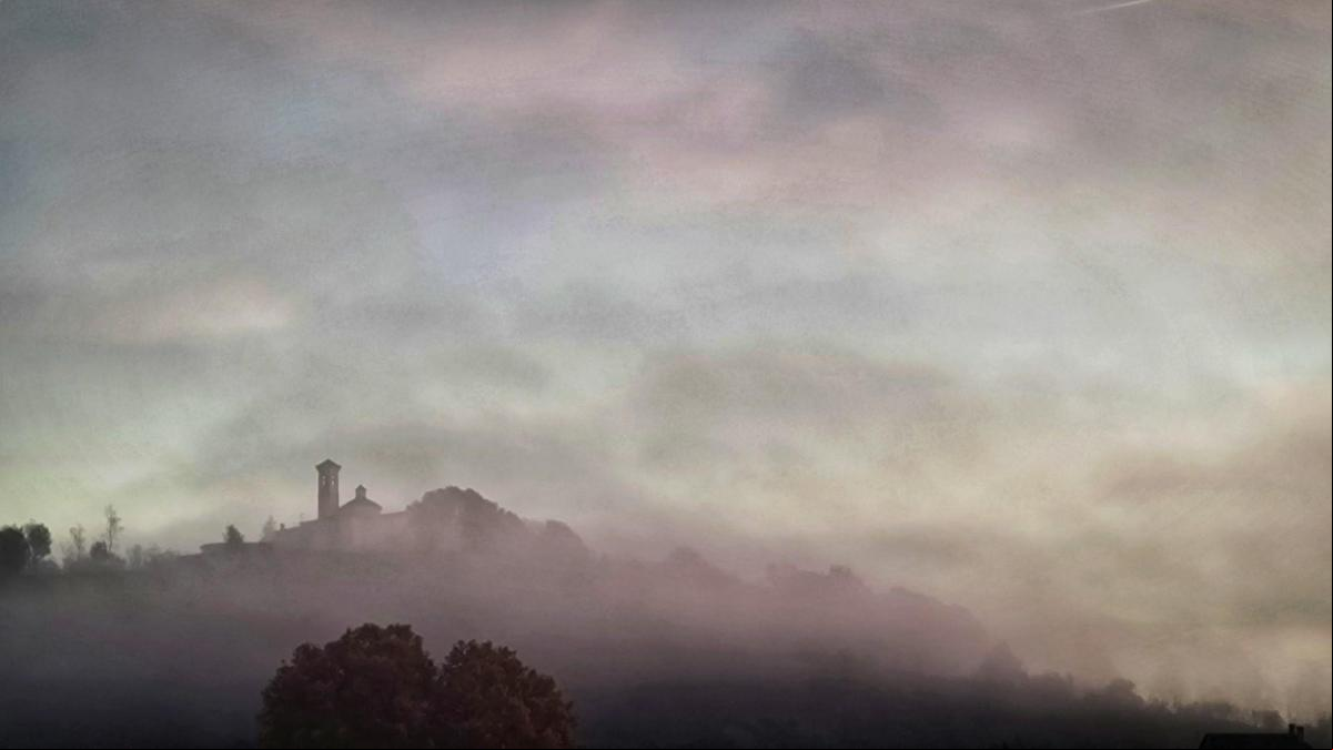 Irrupción de niebla en el volcán Montsacopa