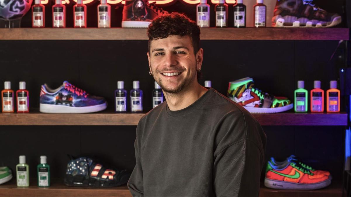 Llevar el arte a las zapatillas deportivas: lujo y exclusividad en los pies al alcance de todos
