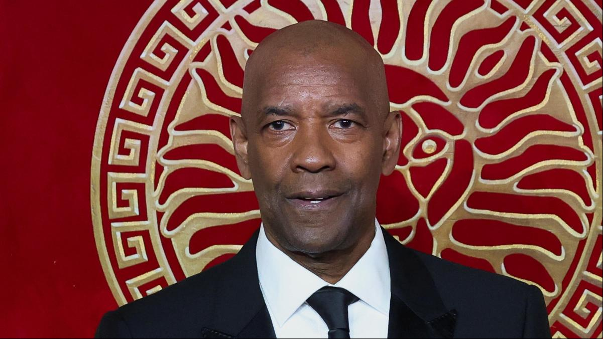 Denzel Washington acusa a Ridley Scott y su equipo de “gallinas” por eliminar su beso a otro hombre en Gladiator II