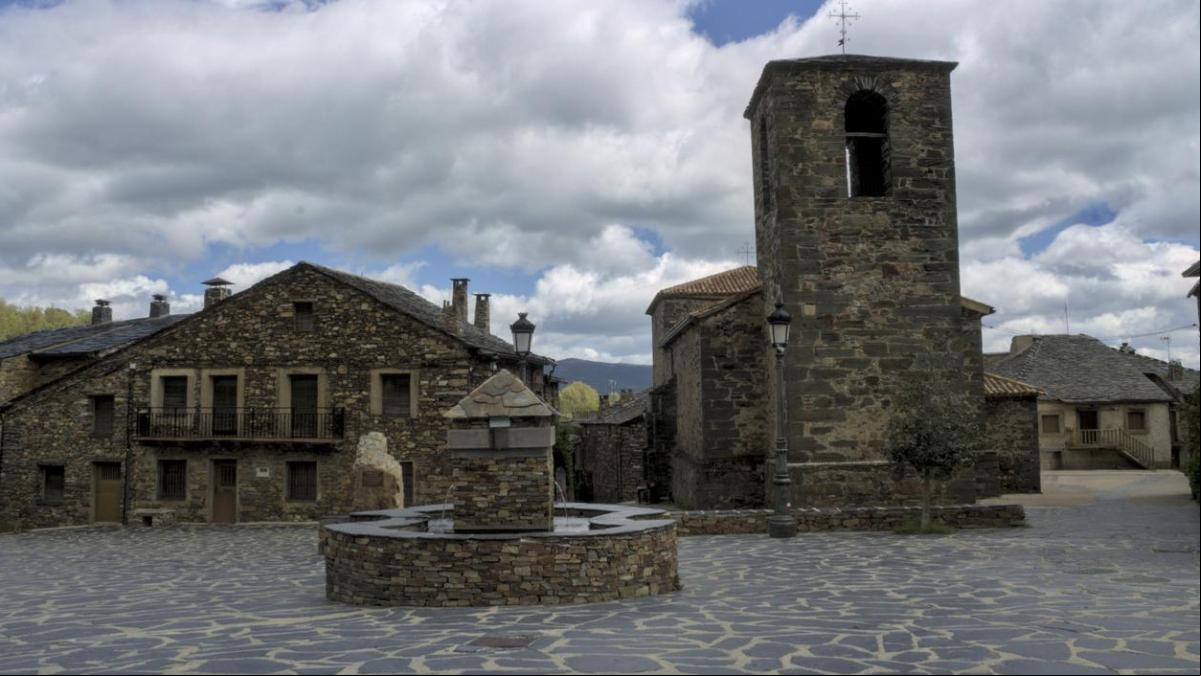 El mágico pueblo negro de Guadalajara, digno de una película de Disney, que ha cautivado a National Geographic