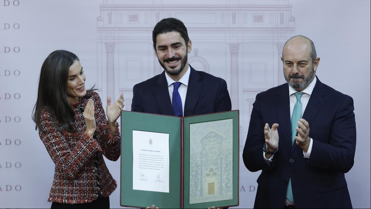 La reina Letizia entrega el premio Luis Carandell de periodismo parlamentario a Juanma Lamet