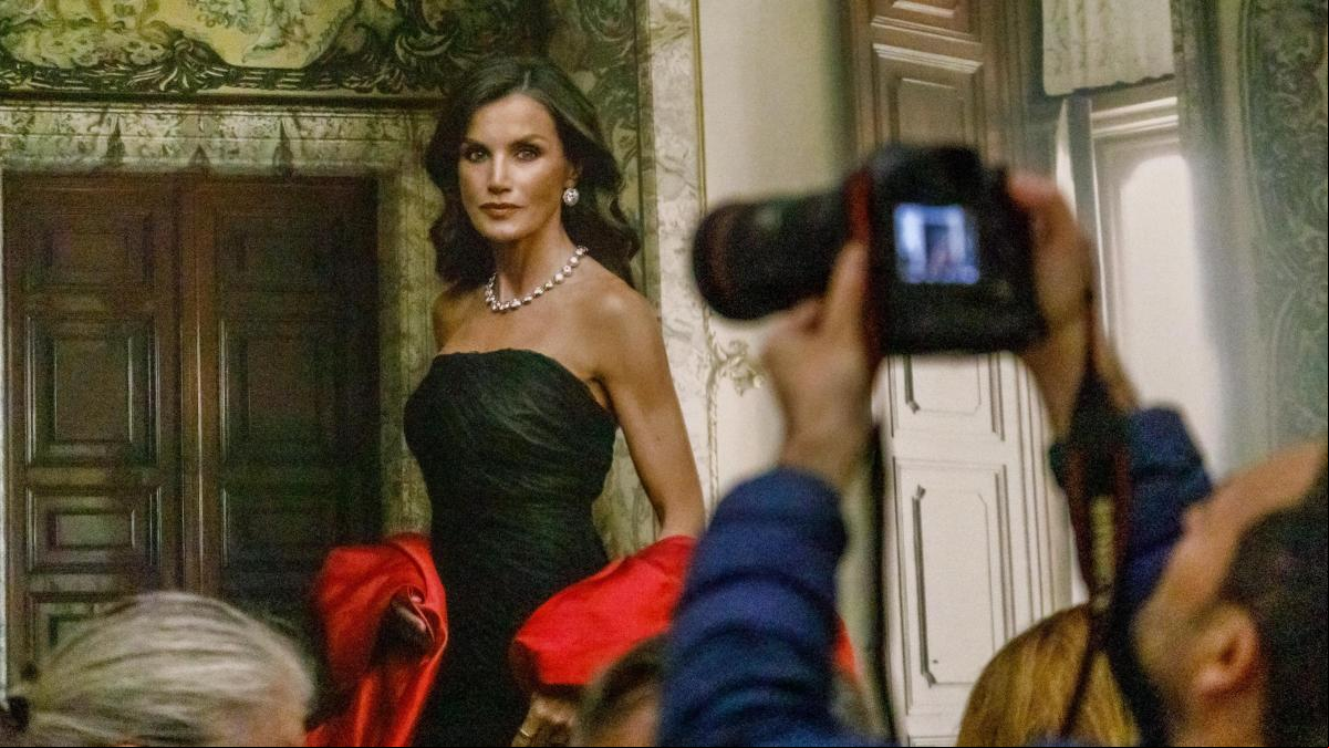 Letizia luce en las fotos de Leibovitz los vestidos de dos señoras de Barcelona