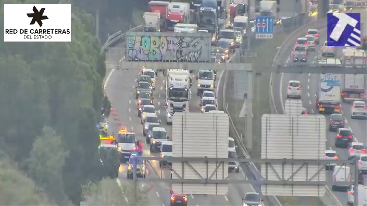 Un accidente en la AP-7 provoca colas de hasta 16 kilómetros entre Barberà del Vallès y Castellbisbal
