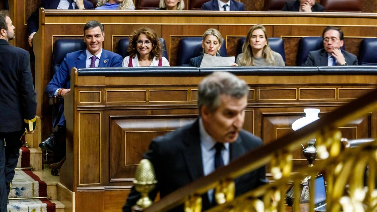 Sánchez llama a la resistencia mientras Feijóo alienta una oposición sin cuartel