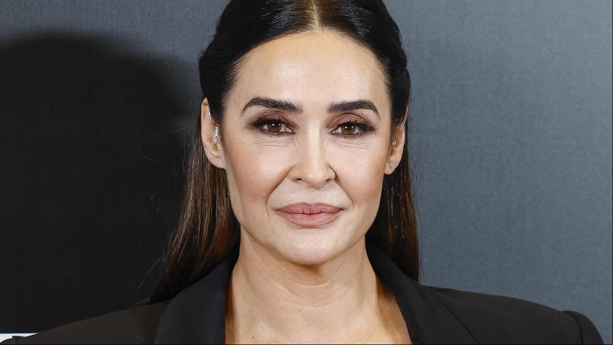 “Me da dolor de corazón”: el último look de Vicky Martín Berrocal, con vestido básico de Mango, que divide a sus seguidoras