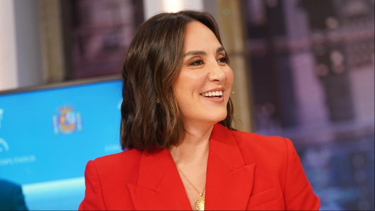 Tamara Falcó apuesta todo al rojo con un traje de Sfera que tiene descuento este Black Friday