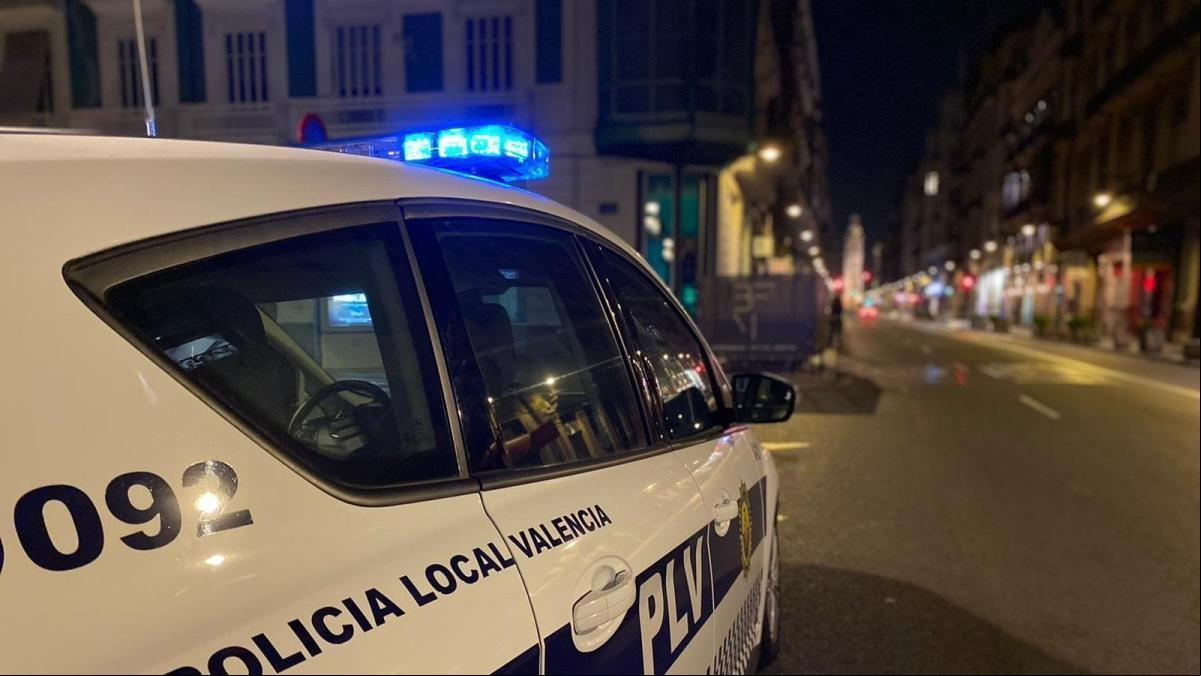 Moviliza a la policía porque escucha ruidos extraños en casa y era un walkie-talkie con la “batería baja”