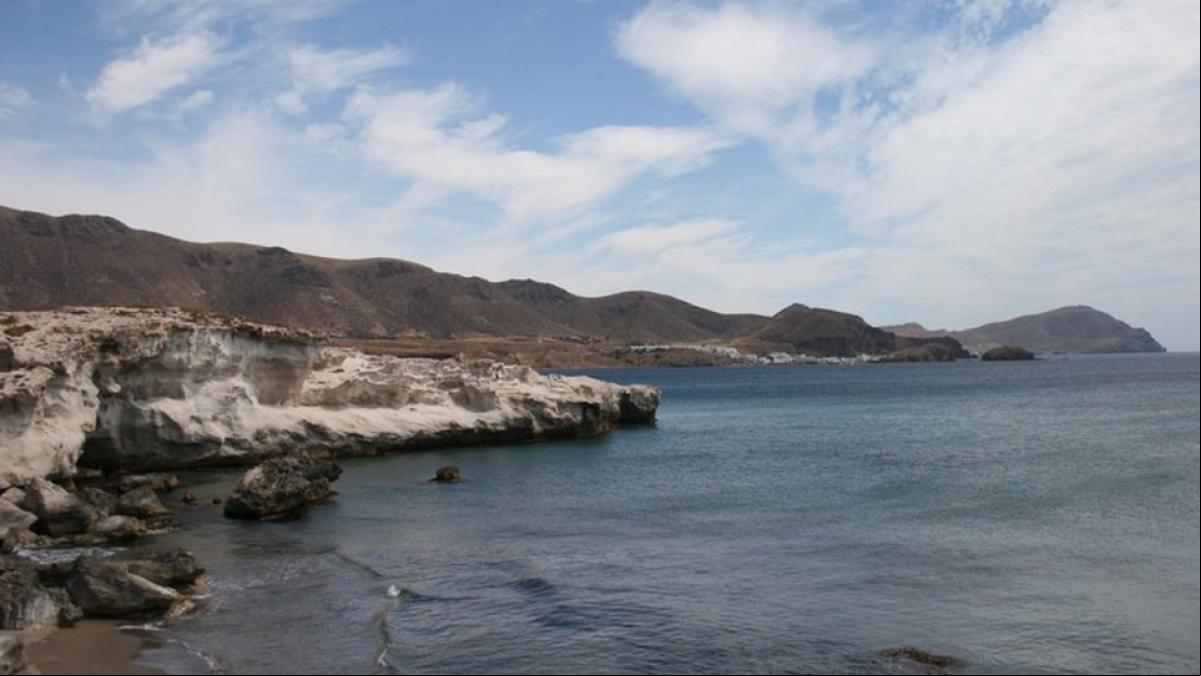Recuperan en el mar el cadáver de un hombre tras el desembarco de 17 migrantes de una narcolancha