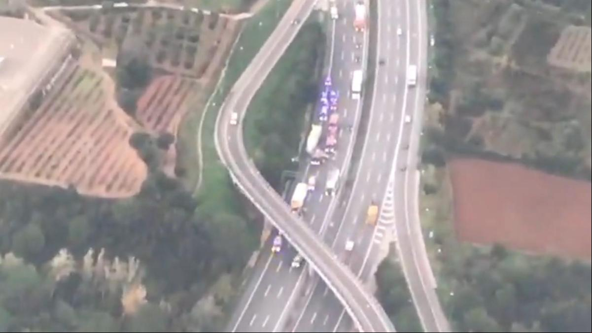 Una colisión entre dos camiones obliga a cortar dos carriles en la AP-7