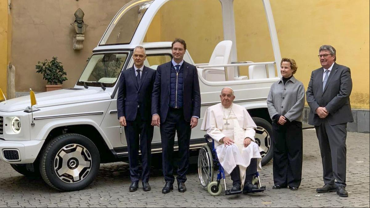 El papa Francisco recibe su nuevo “papamóvil”, basado en un Mercedes G eléctrico