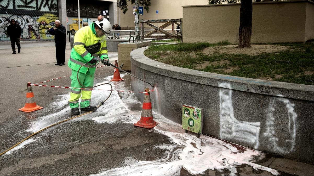 Barcelona mantiene un pulso con los grafiteros más persistentes