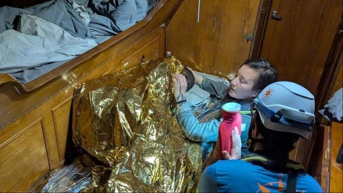 Yasmine, la niña de 11 años que sobrevivió tres días en alta mar tras un naufragio