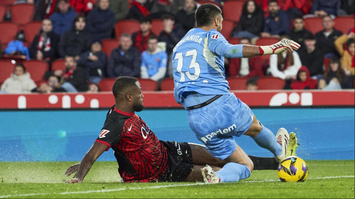 Larin condena a un Girona preso de sus errores y su falta de pólvora