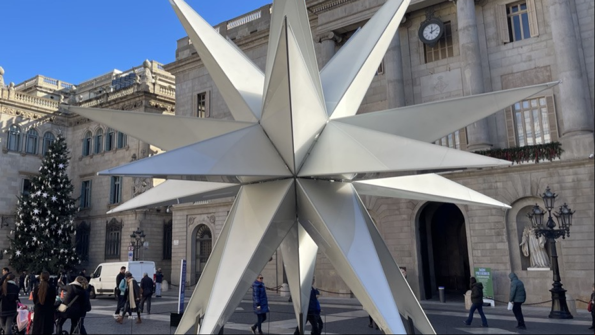La tradicional simbología del árbol, el pesebre, la estrella y el tió de Navidad