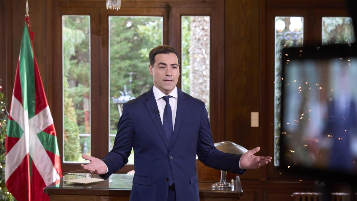 El lehendakari apela a los jóvenes para que no se dejen “embaucar” por los “extremismos”