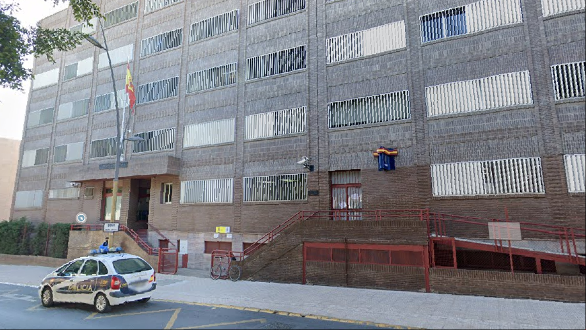 Un menor apuñala a un hombre en la espalda durante una trifulca nocturna en Almería