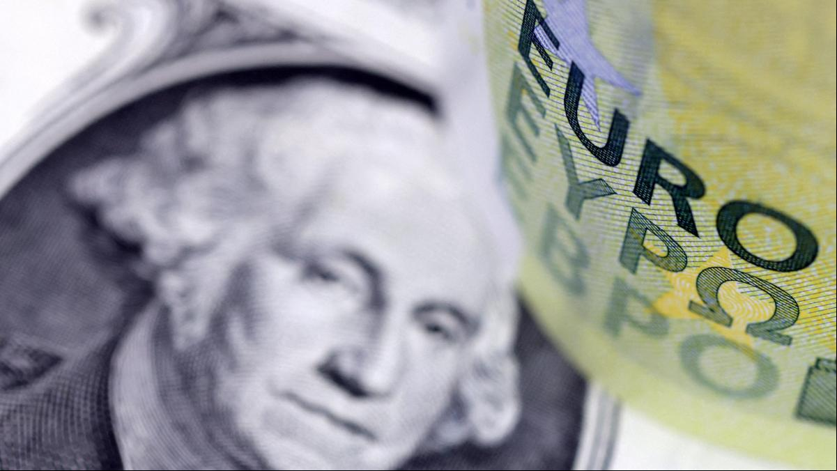 El euro espera a Trump entre caídas y cerca de la paridad con el dólar