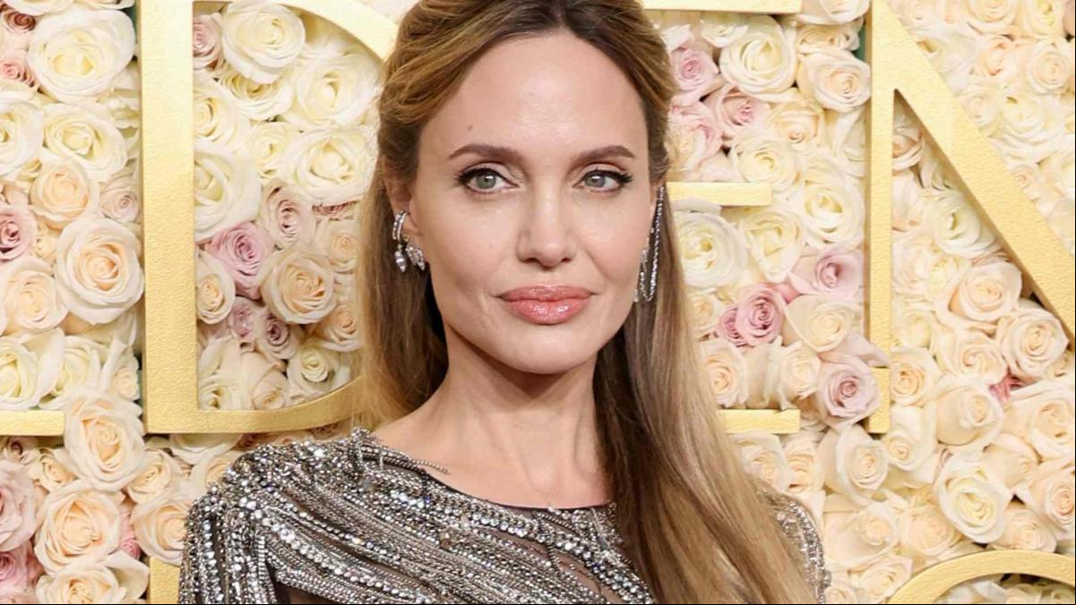 Angelina Jolie regresa a los Globos de Oro con un traje totalmente metálico: “espectacular”
