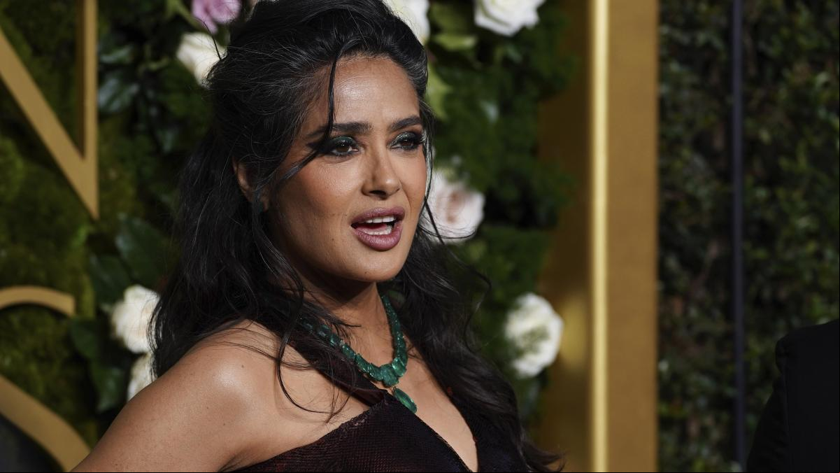 Las canas de Salma Hayek y su momento viral con Selena Gómez en la alfombra roja de los Globos de Oro