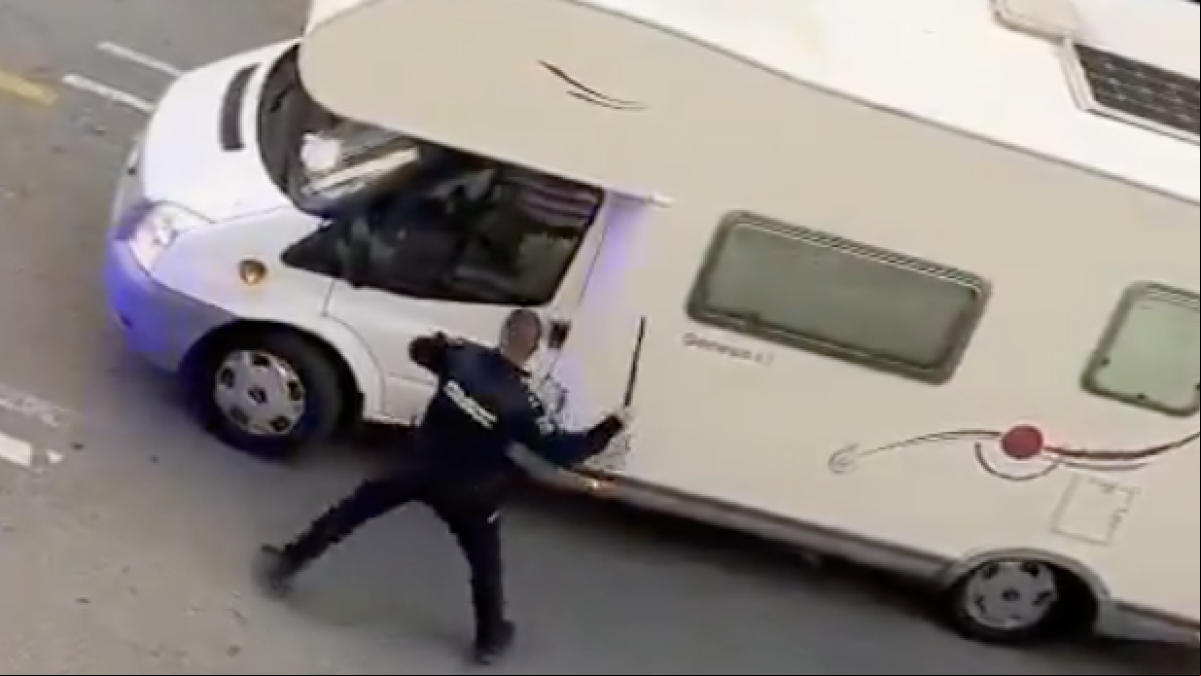 Intenta atropellar a un policía con su autocaravana y le reducen con una pistola táser