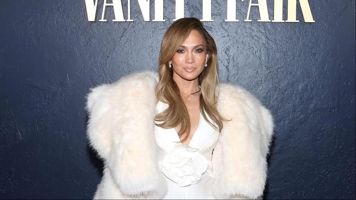 El sofisticado look al estilo Old Hollywood de Jennifer Lopez que puedes copiar por 80 euros