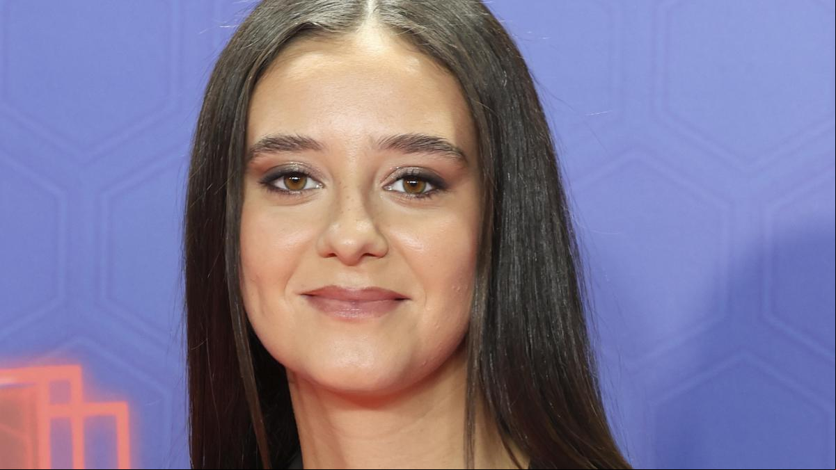 Victoria Federica causa sensación en París con un sobrio look de Dior que combina de la forma más inesperada