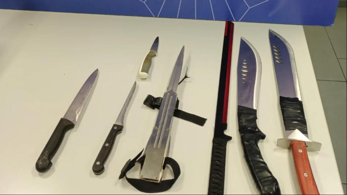 Una redada interviene machetes y navajas escondidas en un parque infantil de lHospitalet