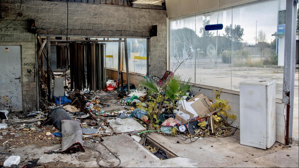 La degradación del entorno del centro comercial Barnasud se agrava