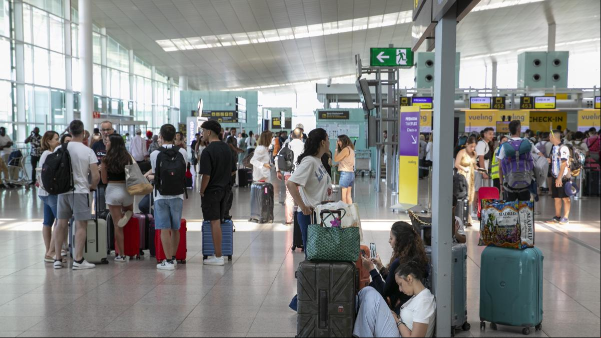 El Prat rebasa su límite de pasajeros, de 55 millones, y pone a prueba su funcionamiento