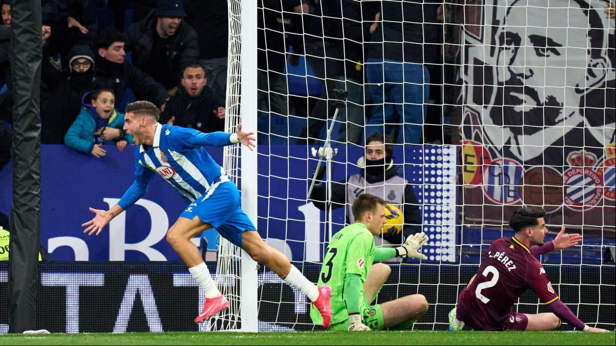 Roberto Fernández levanta al Espanyol de la lona