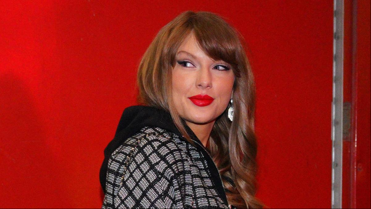 Los dos sencillos trucos de estilo Taylor Swift para elevar el vestido negro básico