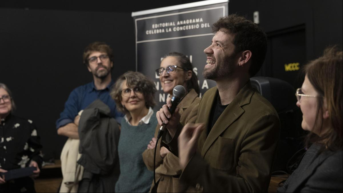 Arià Paco gana el premio Llibres Anagrama con una novela sobre el sexo de la generación ‘millennial’