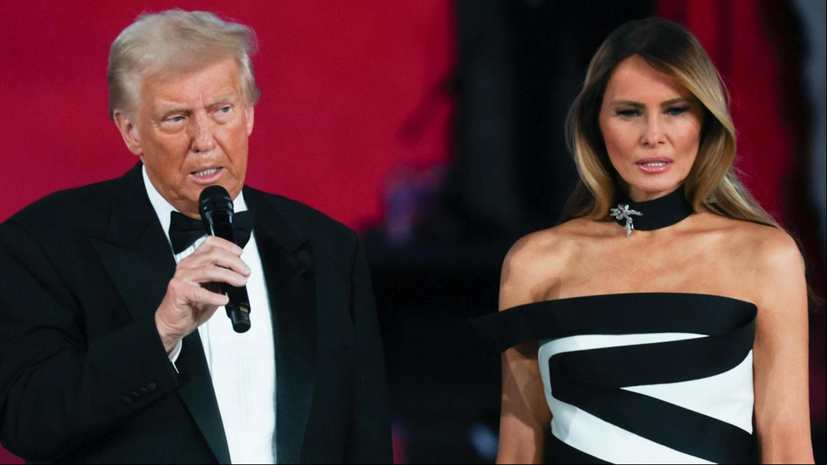 El histórico vestido bicolor con choker de Melania Trump para su segundo baile presidencial