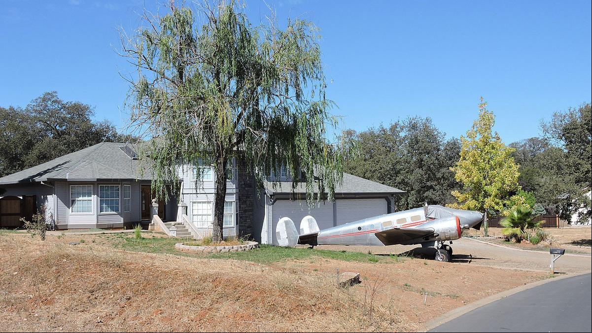 Ni coches ni motos: los vecinos de este barrio se mueven en avionetas y las aparcan en el jardín de casa