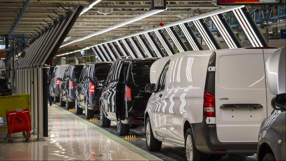 La producción de vehículos cae un 3% en el 2024, con un desplome en electrificados