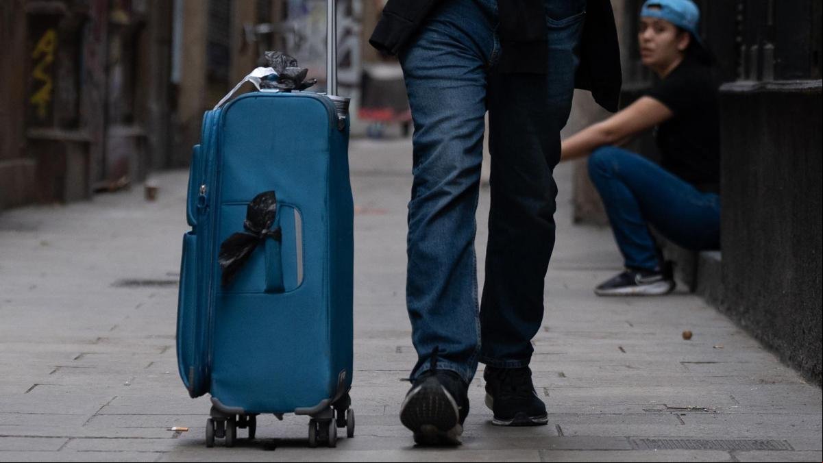 Viajar nunca será igual en esta ciudad europea: las maletas con ruedas quedan prohibidas y estas son las sanciones por usarlas