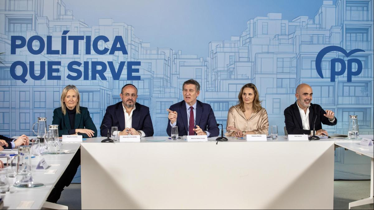 Feijóo lleva al Senado y a la calle la ofensiva por las pensiones y el transporte