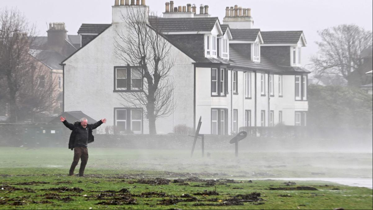 La tormenta Eowyn deja sin electricidad a casi un millón de hogares en Irlanda y Escocia
