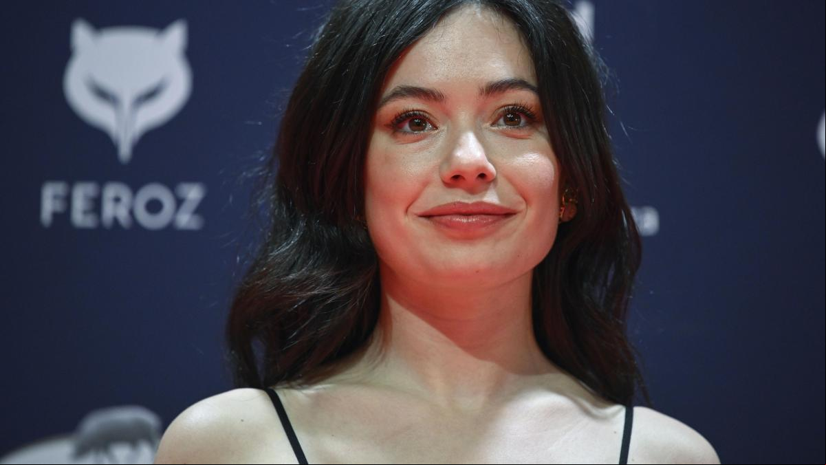 El negro y las transparencias imperan en la alfombra roja de los Premios Feroz 2025