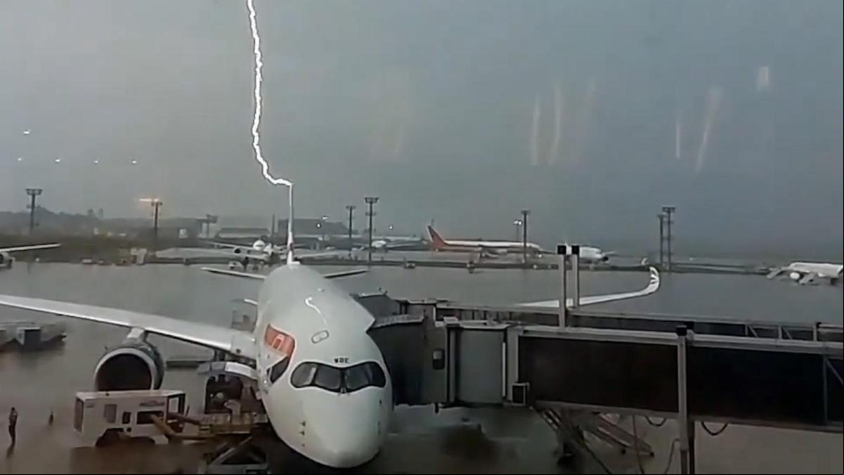 Esto es lo que sucede cuando un rayo alcanza un avión: un viajero graba el momento justo del impacto