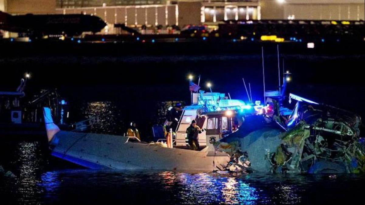 Un avión con 60 pasajeros se estrella con un helicóptero militar cerca del aeropuerto de Washington